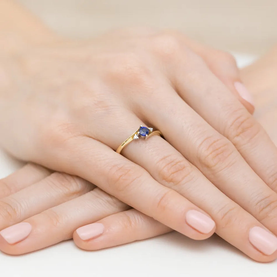 Zlatý prsteň so zafírom 0,30 ct a diamantmi 0,029 ct