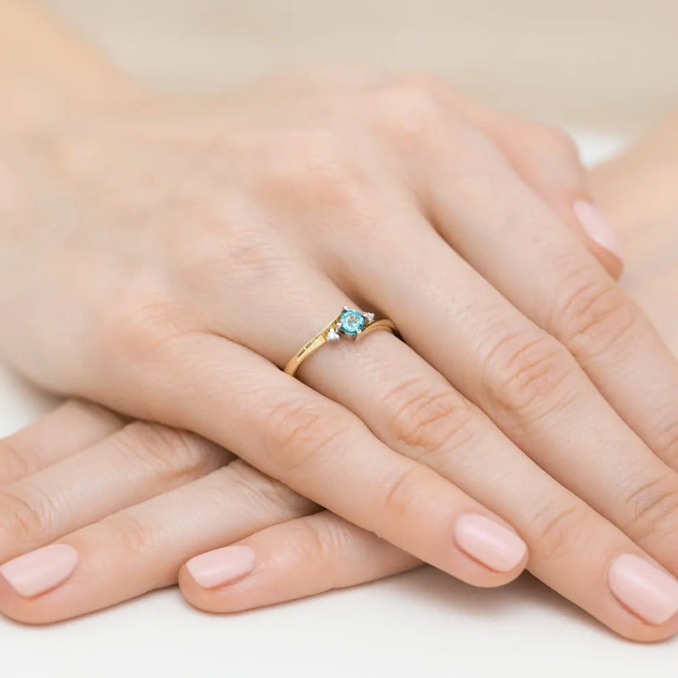 Zlatý prsten s topazem a diamanty