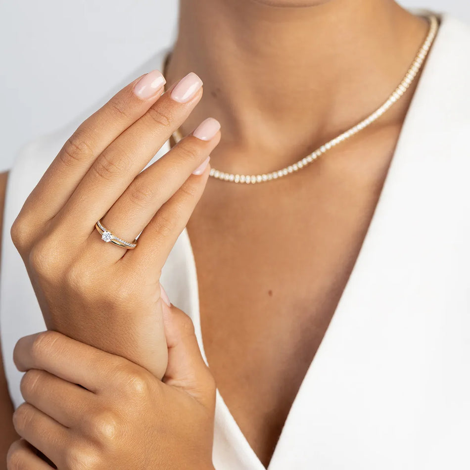 Zlatý prsten s 0,30 ct a 0,10 ct laboratorně pěstovanými diamanty