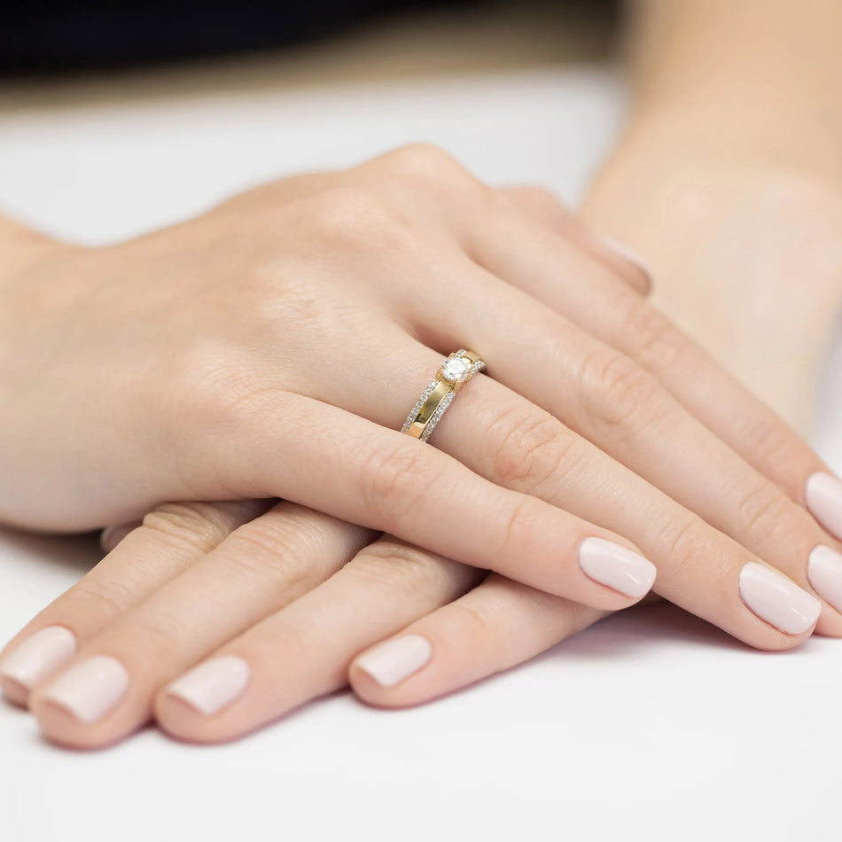 Zlatý prsteň s 0,25 ct a 0,20 ct laboratórnymi diamantmi