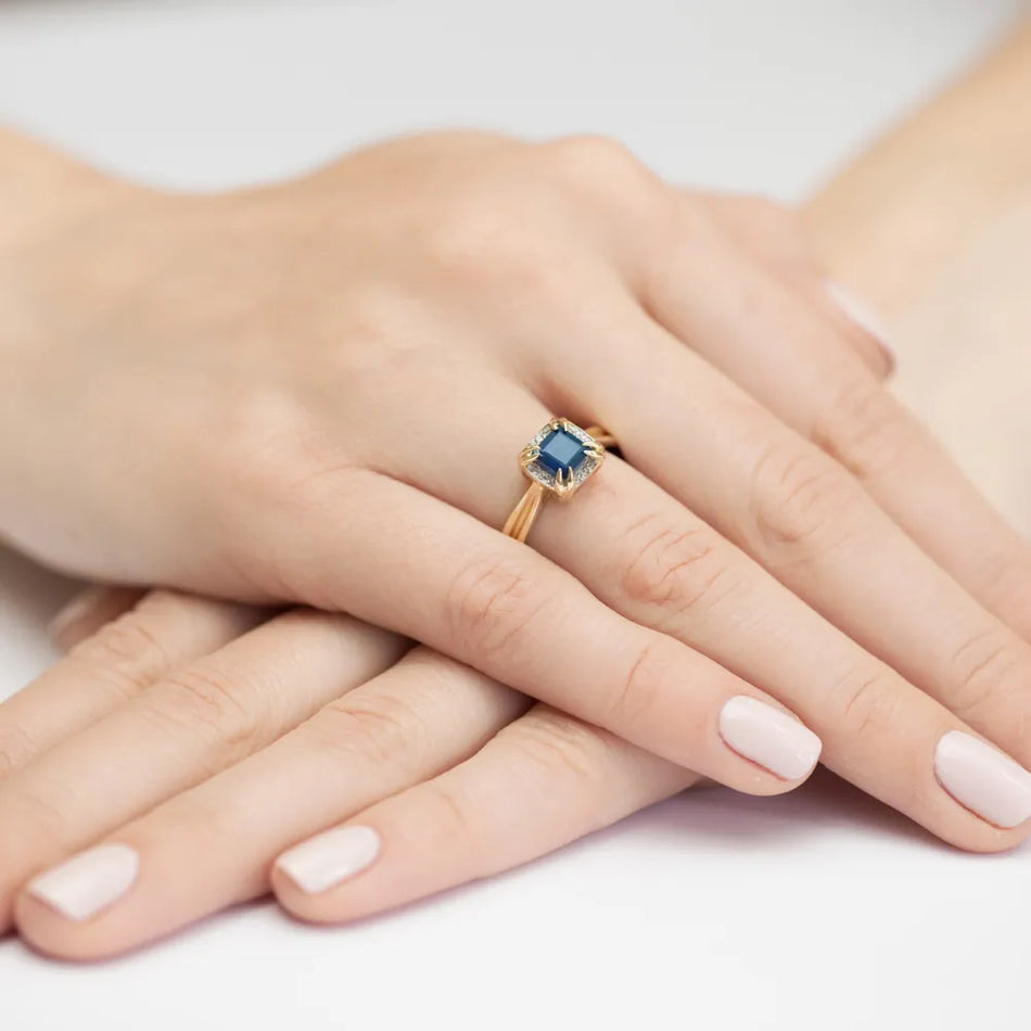 Zlatý prsteň so zafírom 0,70 ct a diamantmi 0,06 ct