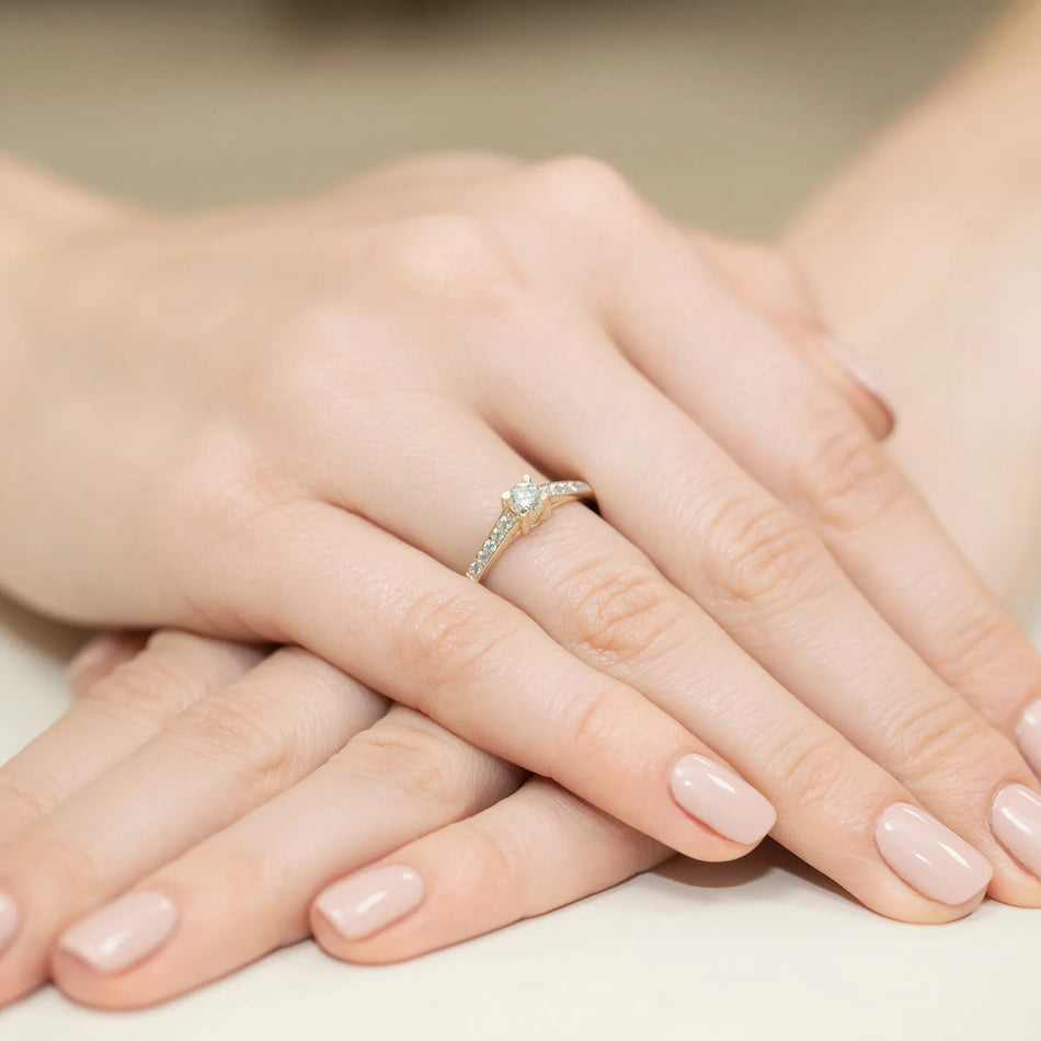 Goldring mit 0,30 ct und 0,145 ct Diamanten