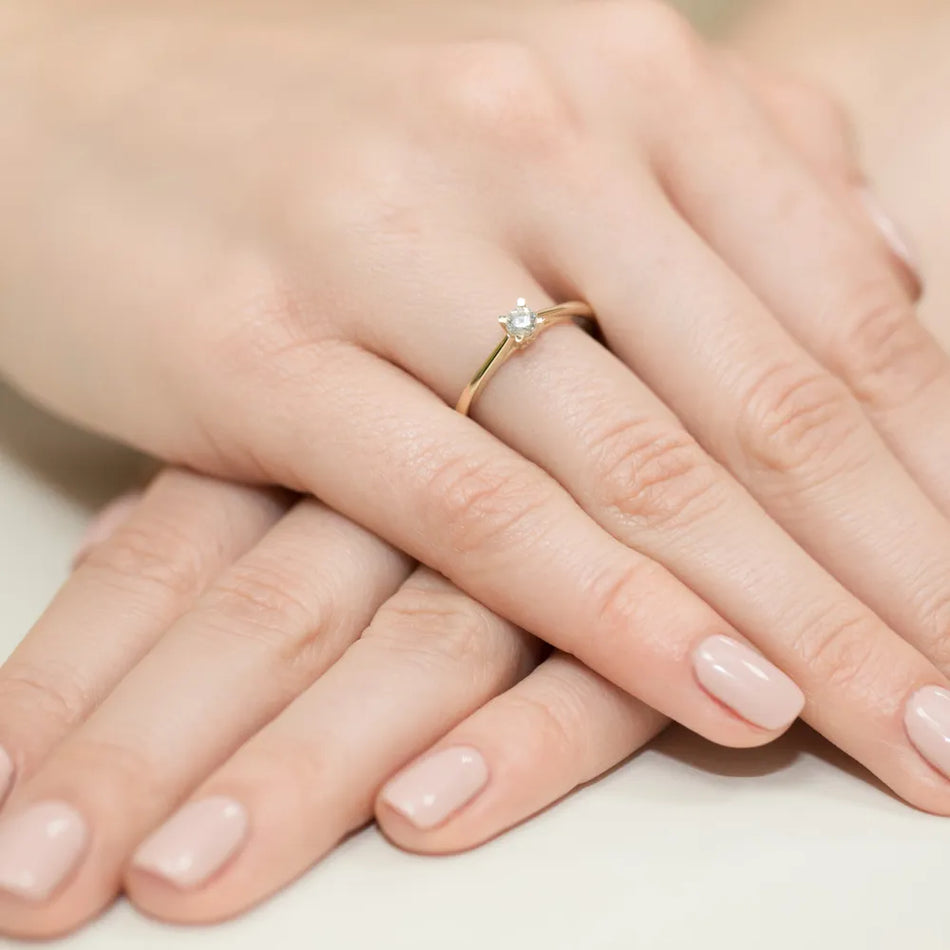 Zlatý prsteň s diamantom 0,15 ct