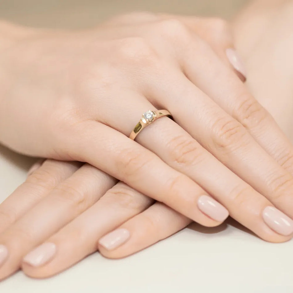 Zlatý prsteň s diamantom 0,18 ct