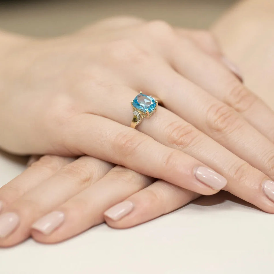 Gold Ring with 2.40ct Topaz and 0.01ct Diamonds