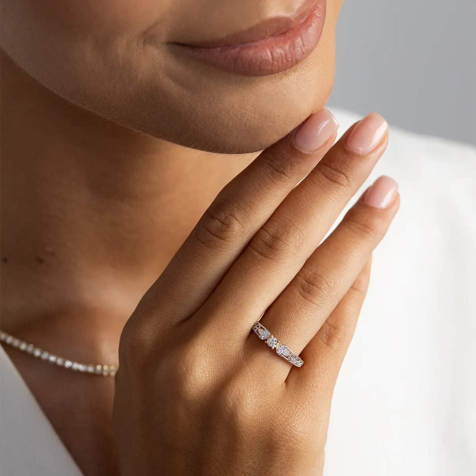 Zlatý prsteň s 0,10 ct a 0,03 ct laboratórnymi diamantmi