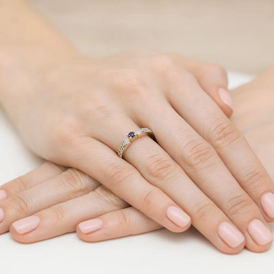 Zlatý prsteň so zafírom 0,15 ct a diamantmi 0,03 ct
