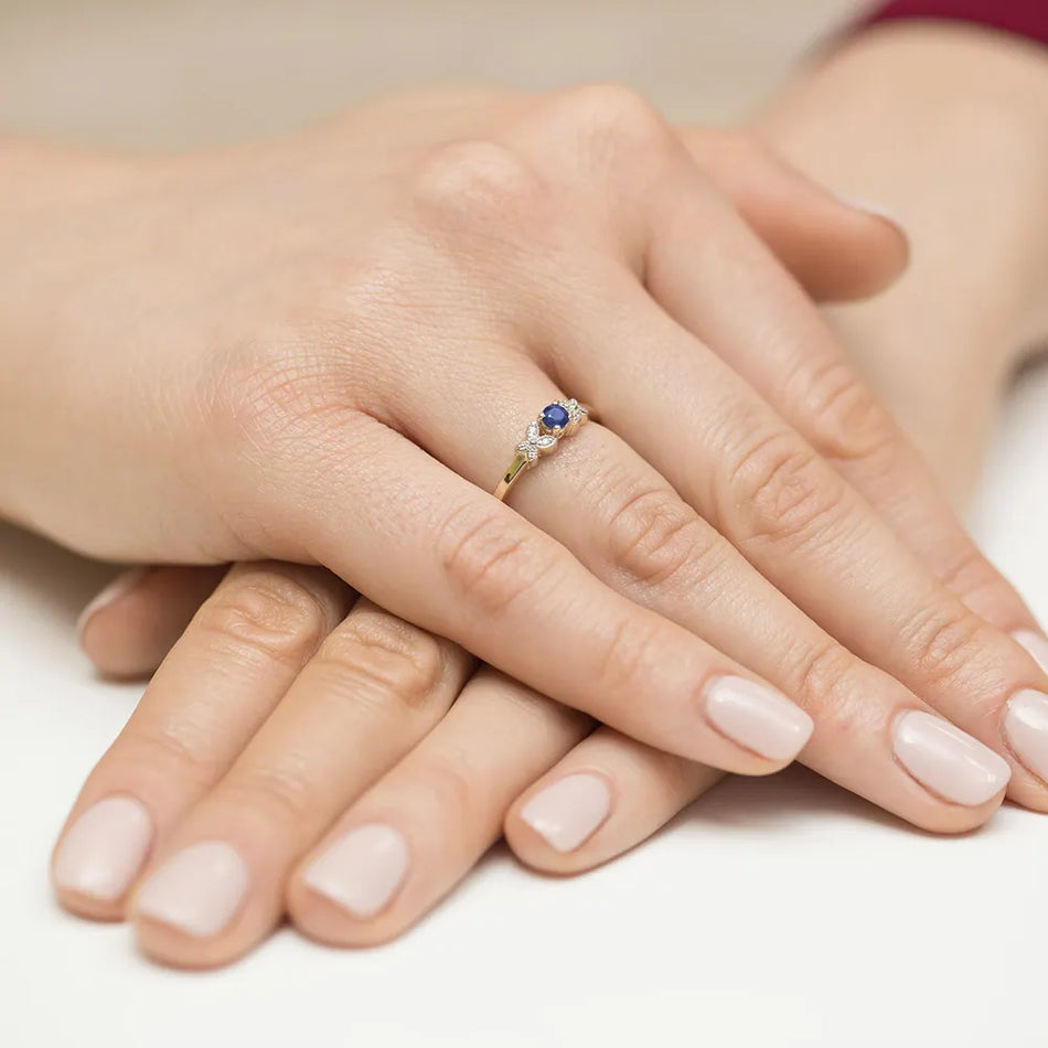 Goldring mit 0,15 ct Saphir und 0,02 ct Diamanten