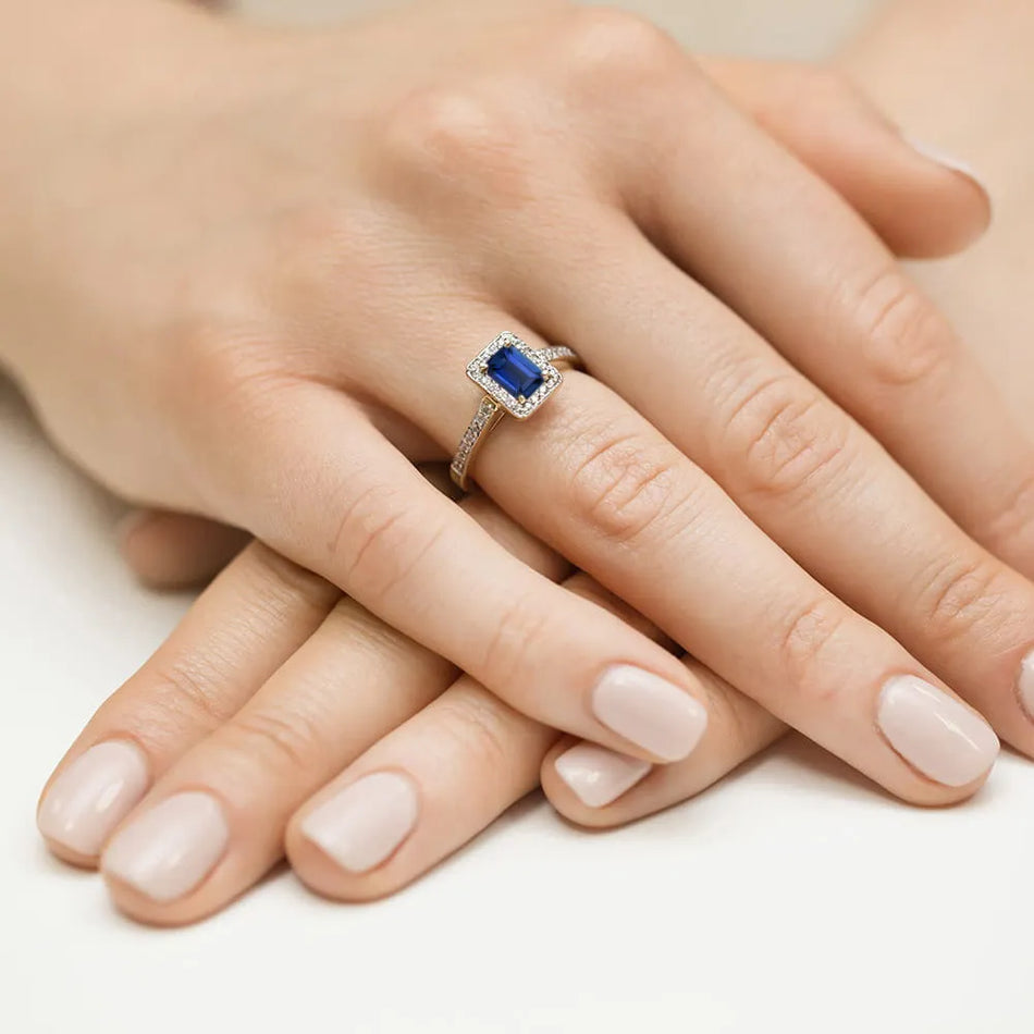 Goldring mit 0,60 ct Saphir und 0,22 ct Diamanten