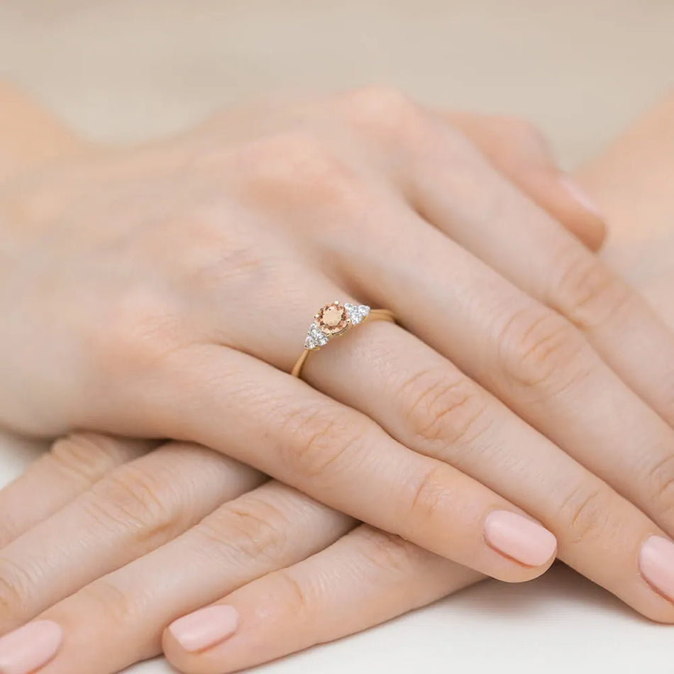 Zlatý prsten s morganitem 0,40 ct a diamanty 0,18 ct