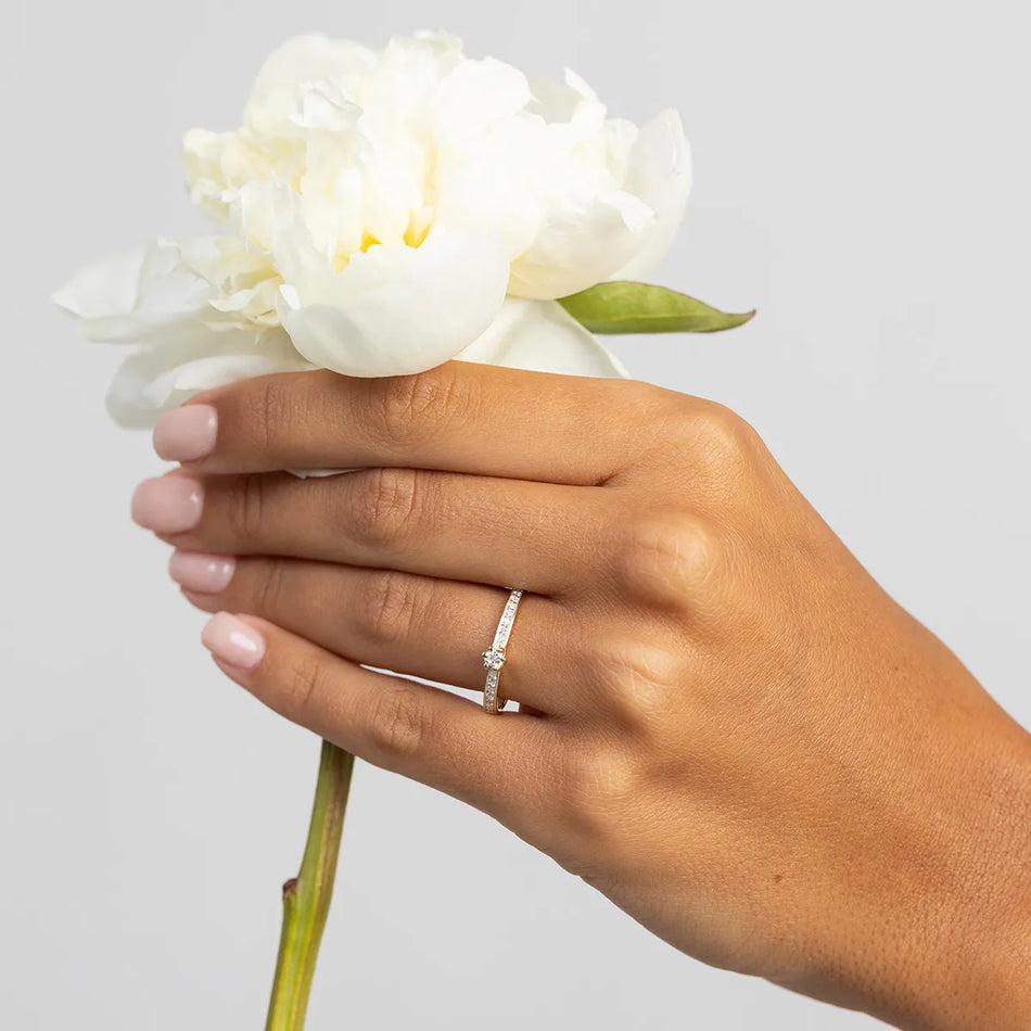 Goldring mit 0,10 ct und 0,07 ct Labor-Diamanten