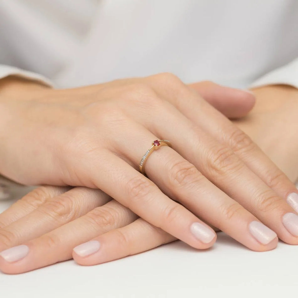 Zlatý prsten s 0,15ct rubínem a 0,01ct diamanty