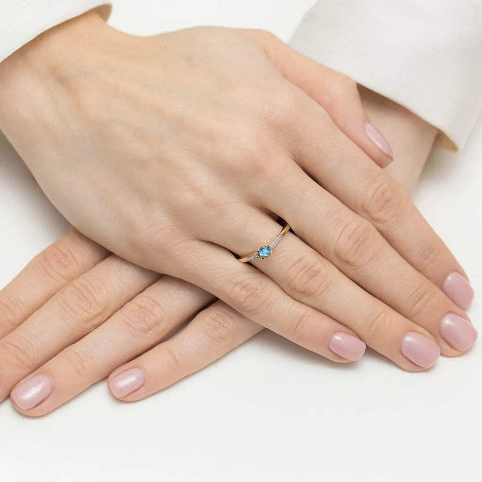 Zlatý prsten s topazem 0,25 ct a diamanty 0,03 ct