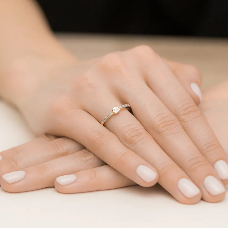 Zlatý prsten s diamanty 0,02 ct a 0,05 ct