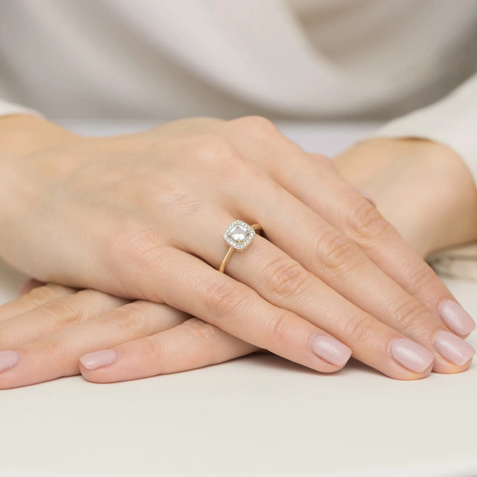 Zlatý prsteň s 0,70 ct bielym zafírom a 0,10 ct diamantmi