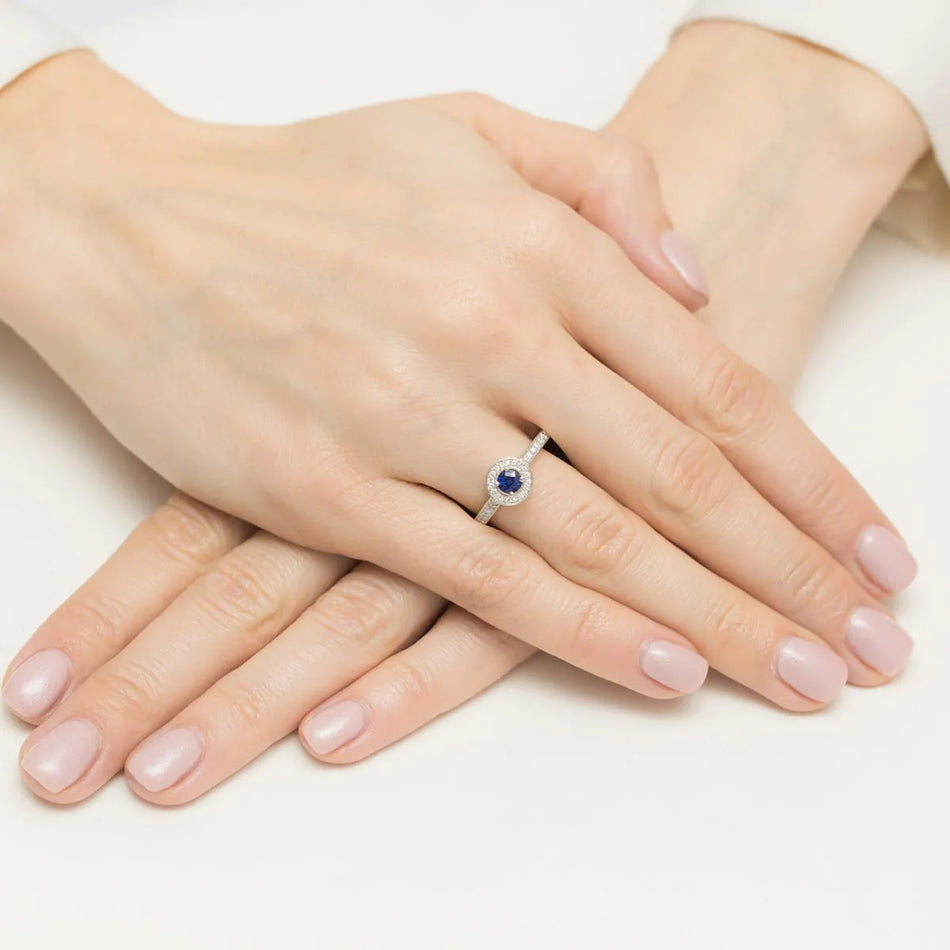 Zlatý prsten se safírem 0,30 ct a postranními diamanty 0,343 ct