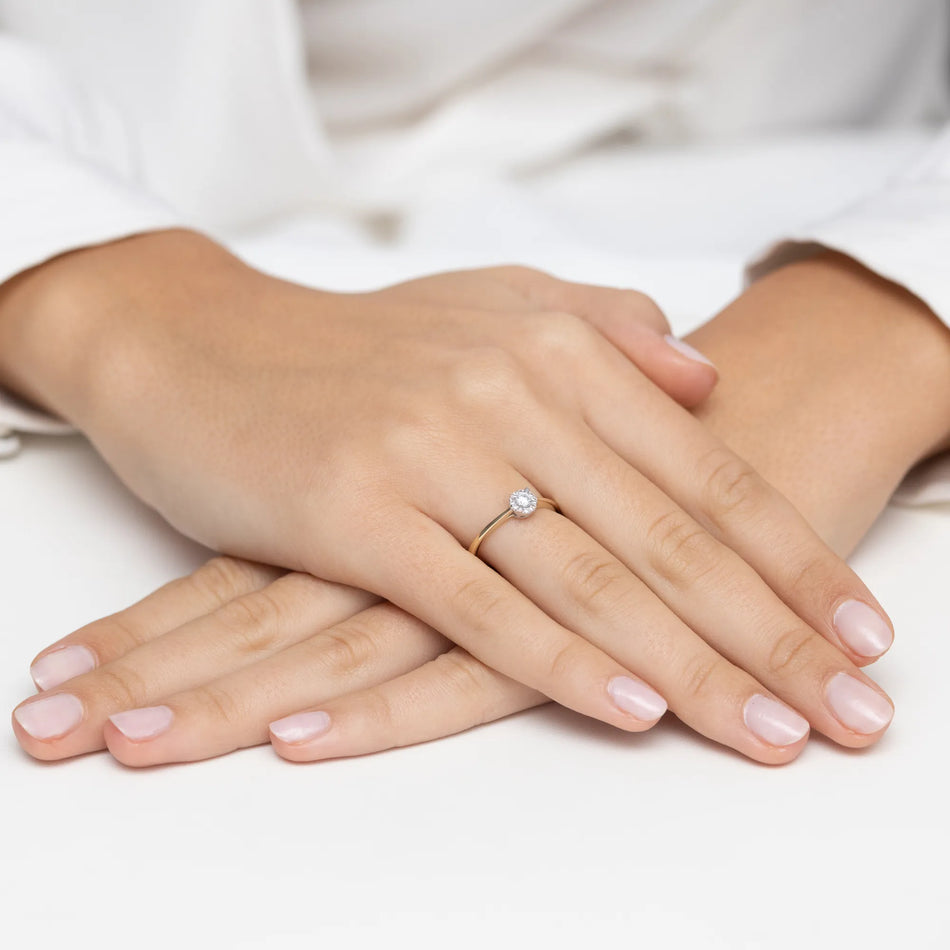 Zlatý prsten s diamantem 0,10 ct a postranními diamanty 0,04 ct