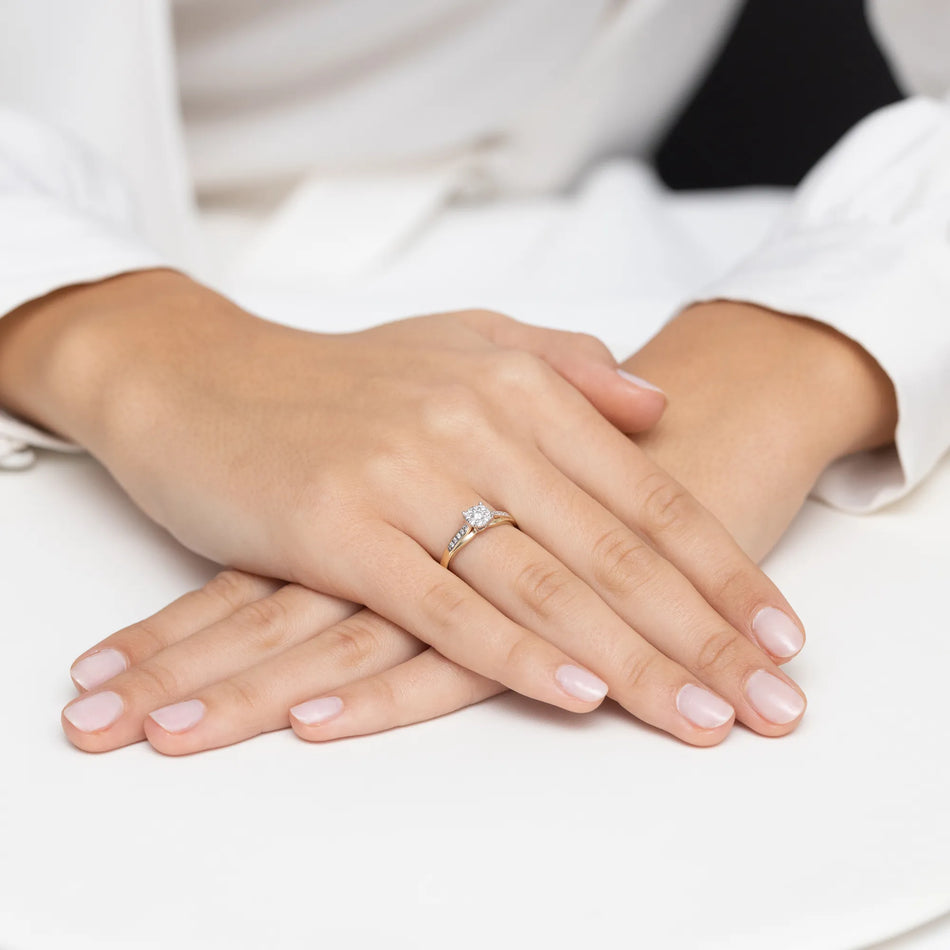 Zlatý prsten s diamantem 0,08 ct a postranními diamanty 0,118 ct