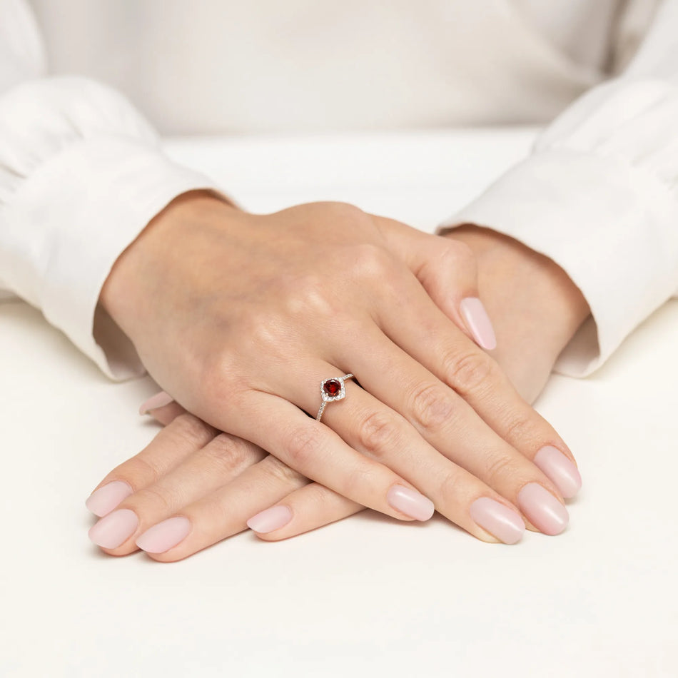 Goldring Blume mit 0,60 ct Granat und Diamanten