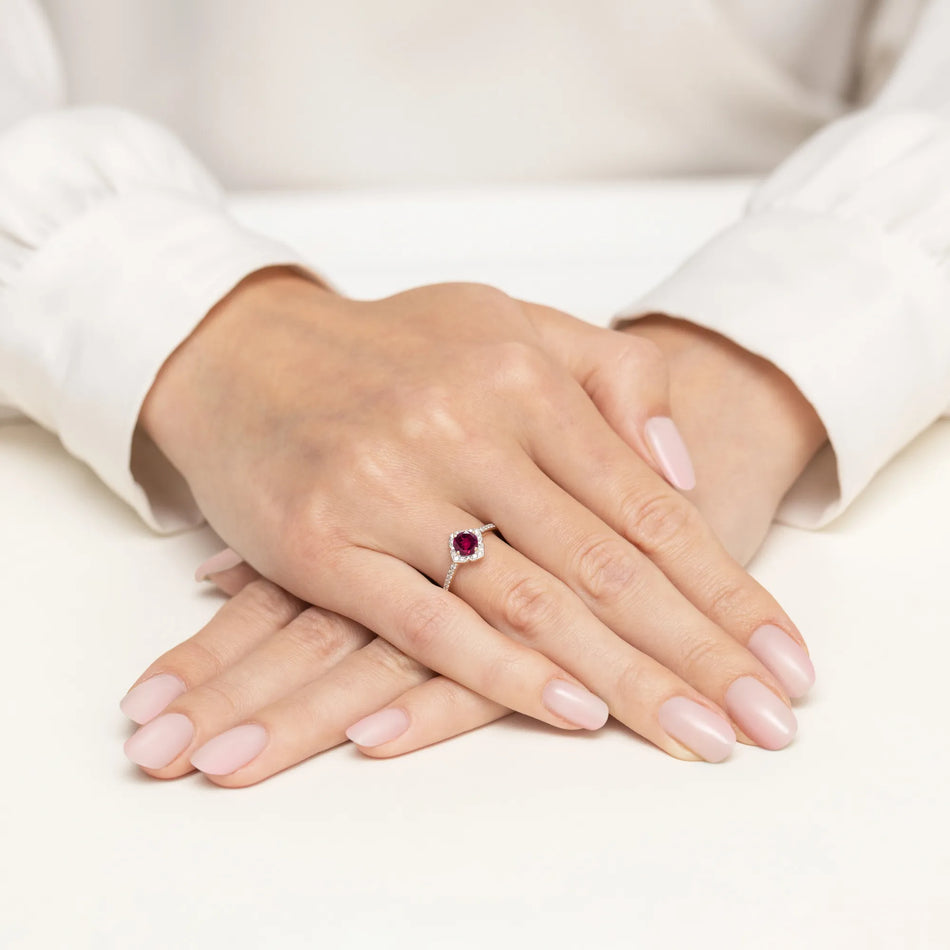 Goldring Blume mit 0,60 ct Rhodolith und Diamanten