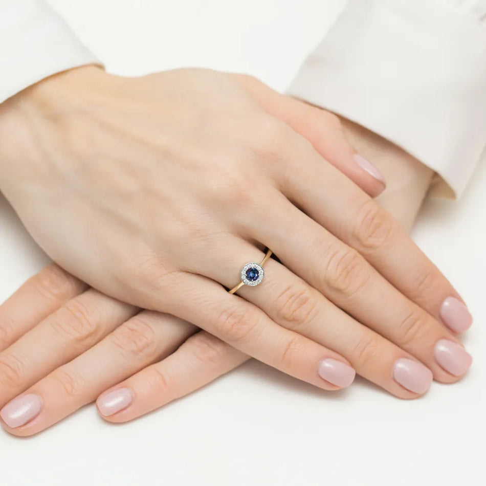 Zlatý prsten se safírem 0,30 ct a diamanty 0,103 ct