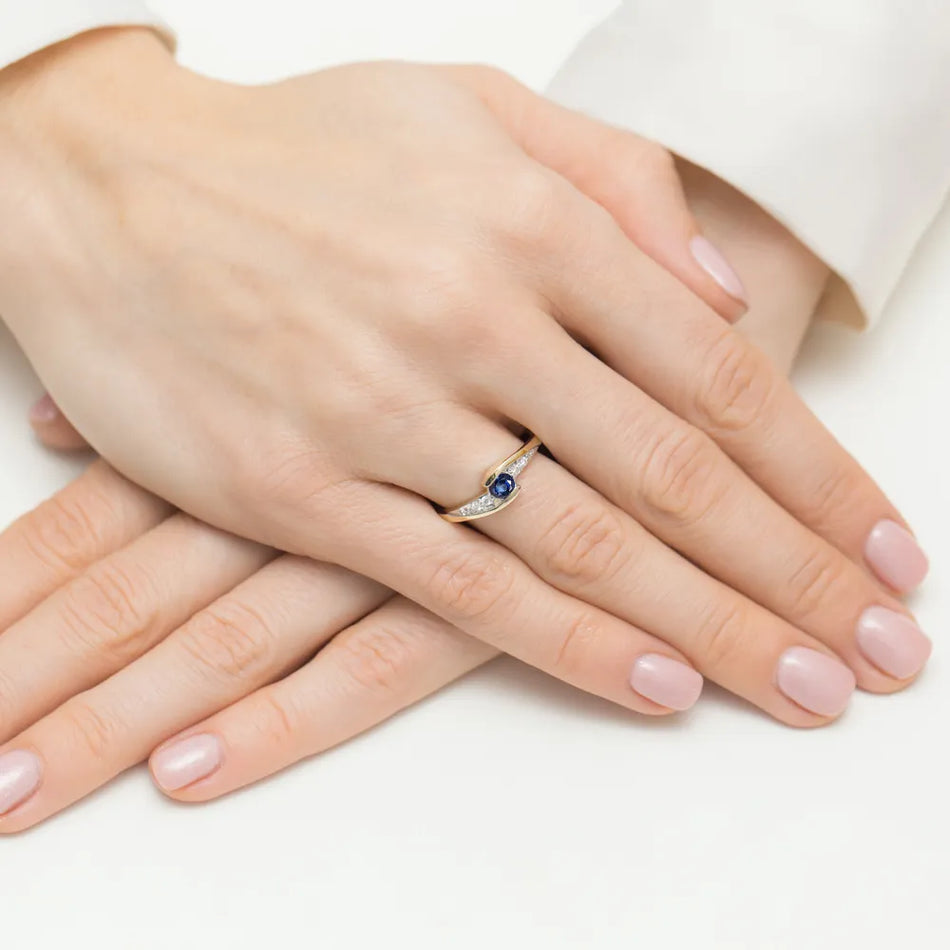 Zlatý prsten se safírem 0,30 ct a diamanty 0,058 ct