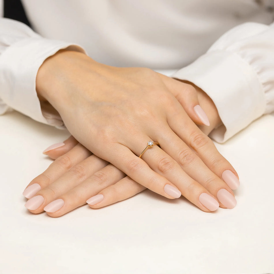 Zlatý prsteň s diamantom 0,03 ct