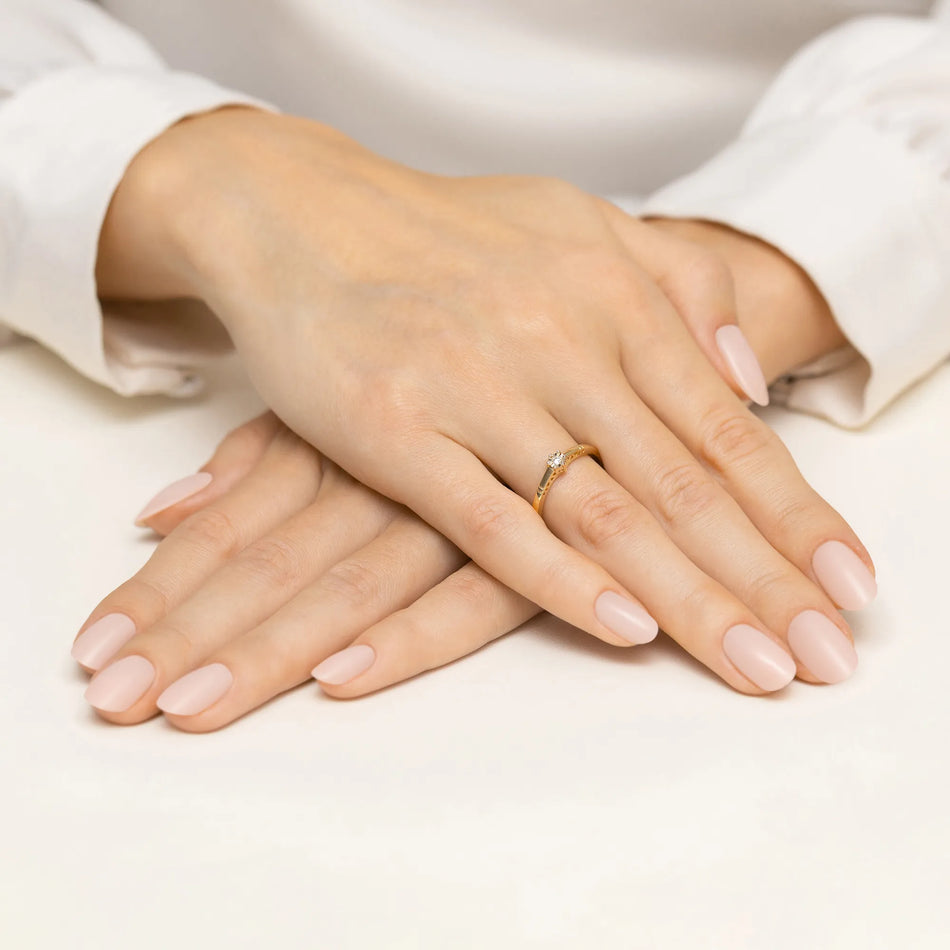 Zlatý prsteň s diamantom 0,03 ct