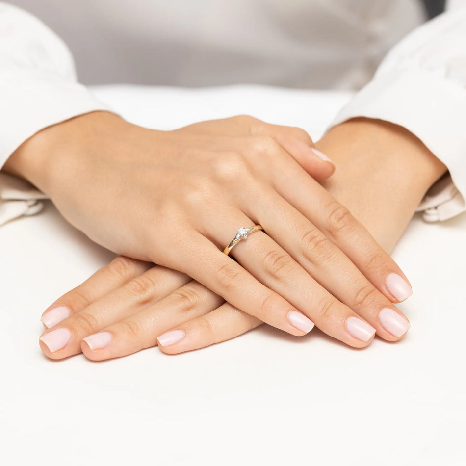 Zlatý prsteň s diamantom 0,15 ct