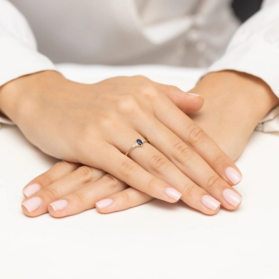 Zlatý prsten se safírem 0,30 ct a diamanty 0,04 ct