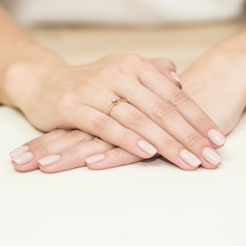 Zlatý prsten se zirkony