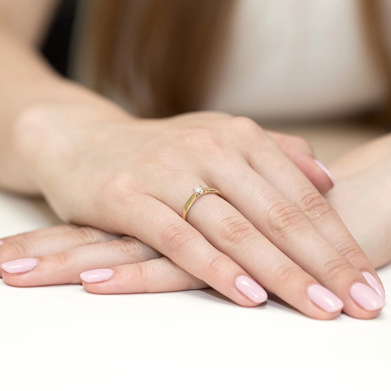 Zlatý prsteň so zirkónmi