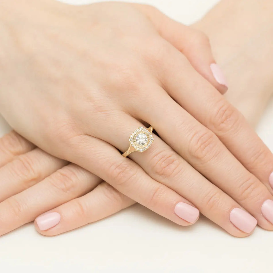 Zlatý prsten s diamantem 0,70 ct a postranními diamanty 0,196 ct