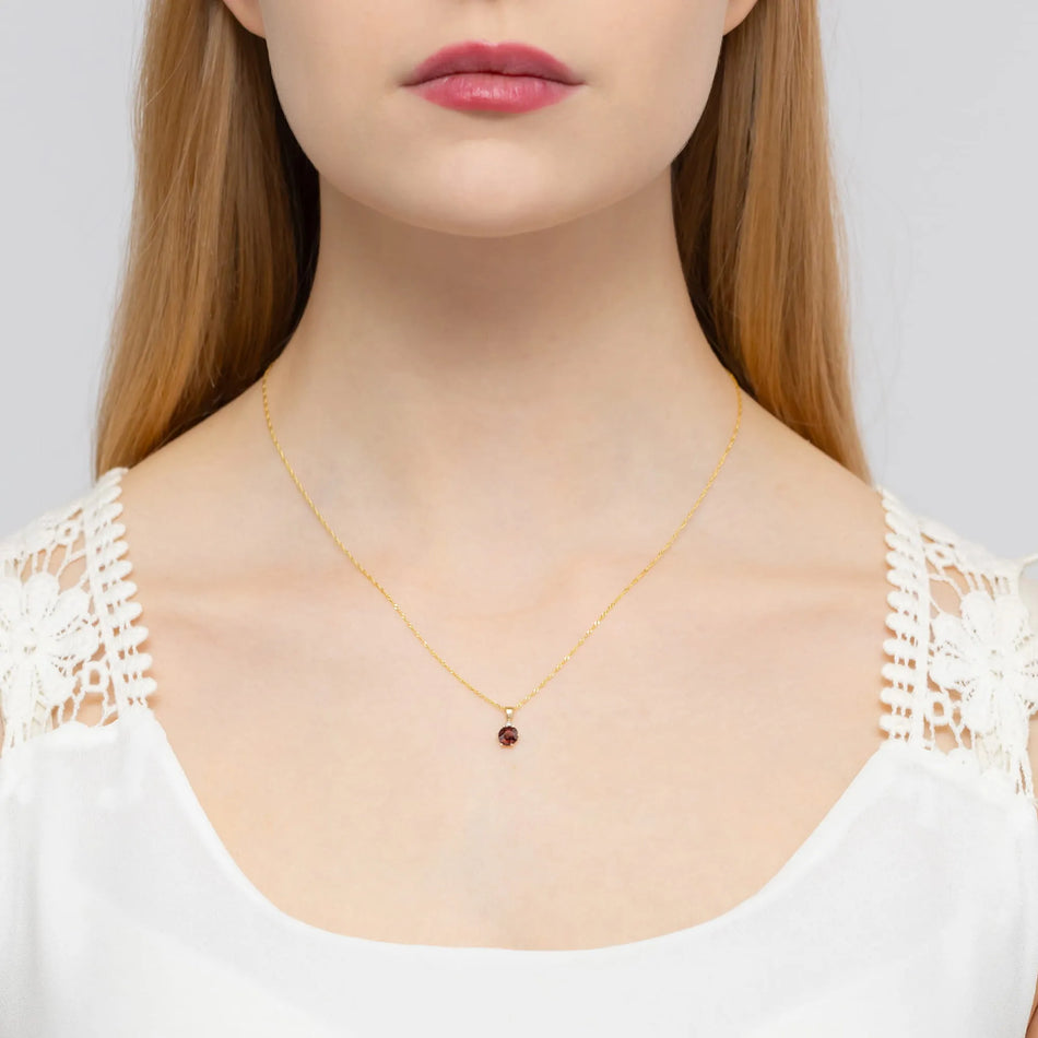 Gold Pendant with 0.60ct Garnet and 0.015ct Diamonds