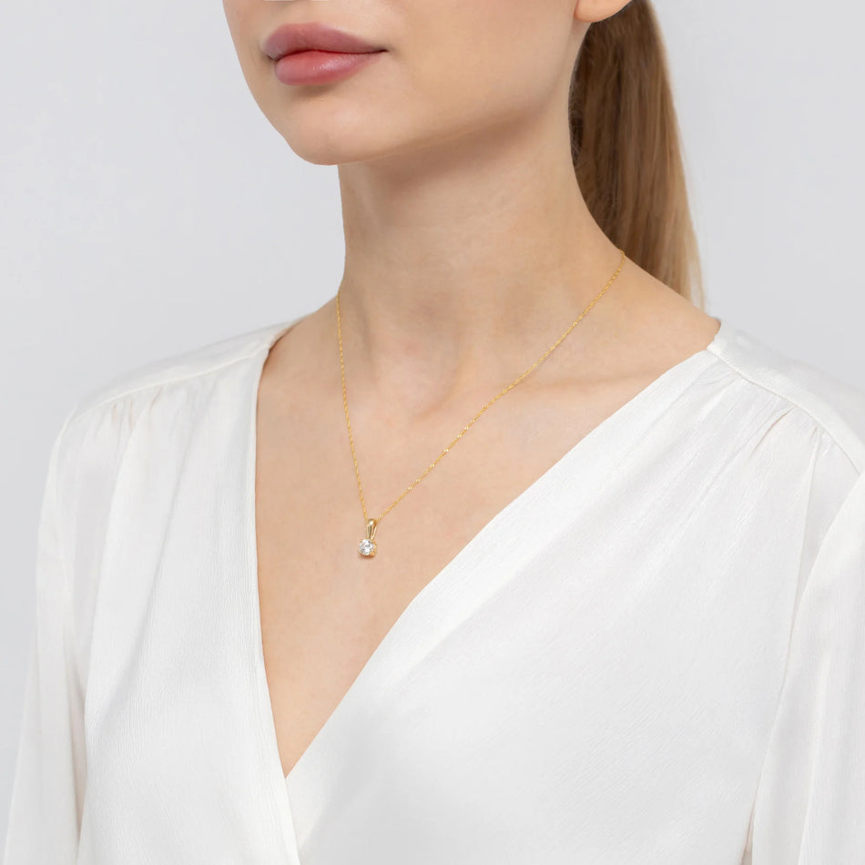 Zlatý prívesok s laboratórnymi diamantmi