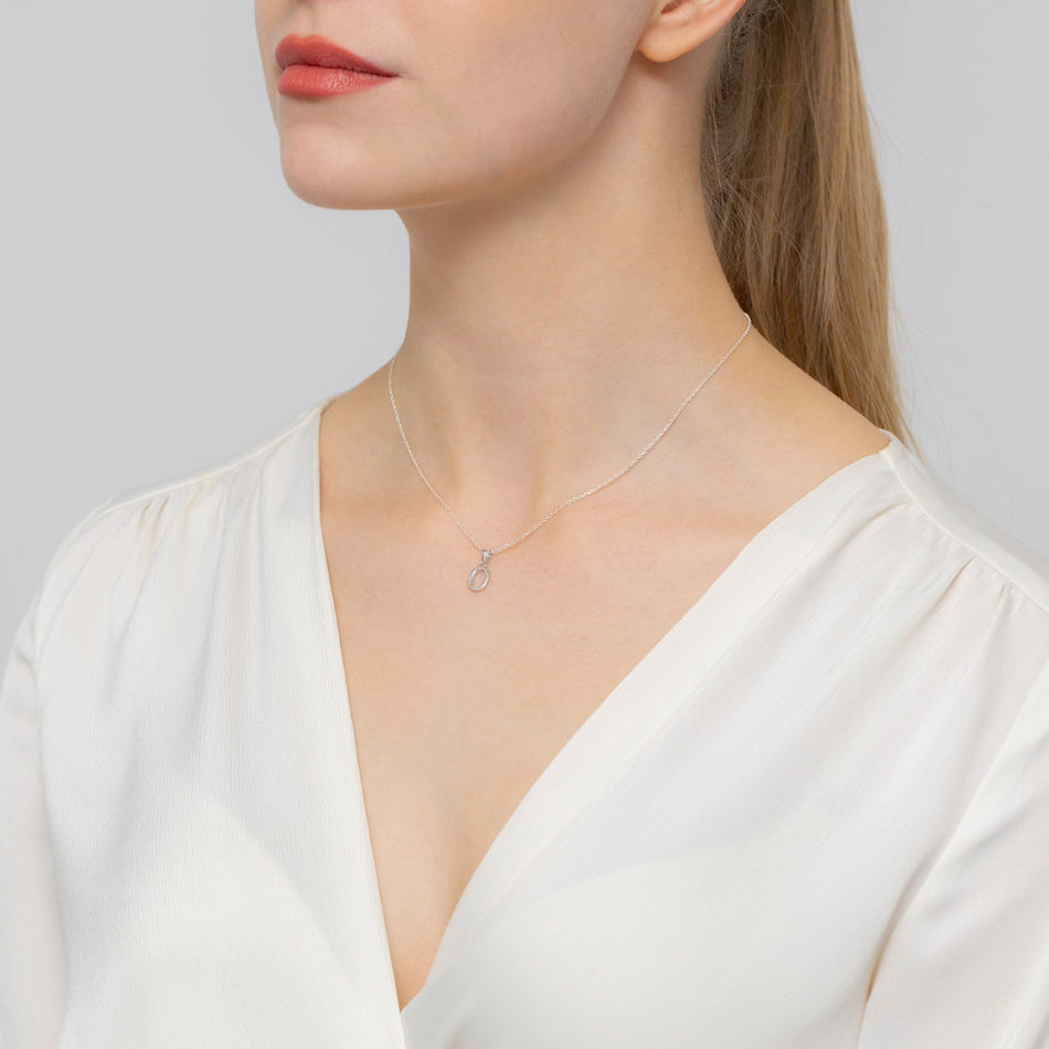 Strieborný prívesok so zirkónmi Písmeno O