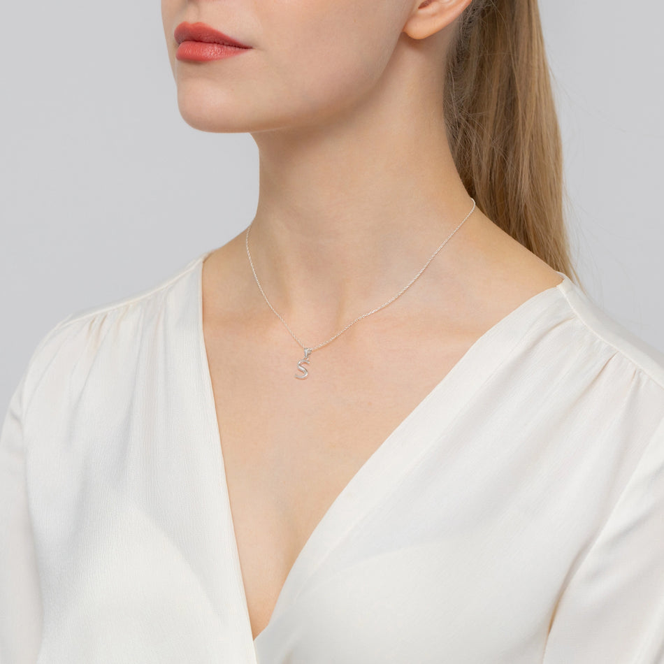 Strieborný prívesok so zirkónmi Písmeno S